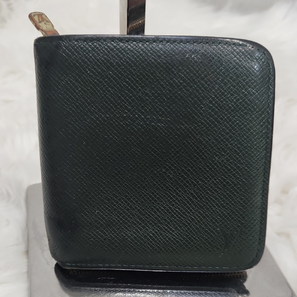 Louis Vuitton Men's GreenTaiga Leather Zip Around Wallet - Picture 1 of 14